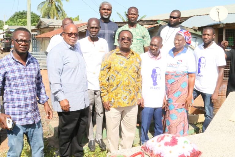 (Middle) Dr. Owusu Afriyie Akoto in a group photograph with some NPP stalwarts in the Volta Region when they visited the tomb of the late S. G. Antor