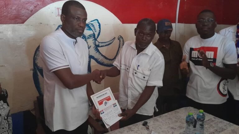 (Left) Mark Okraku-Mantey received the nomination forms