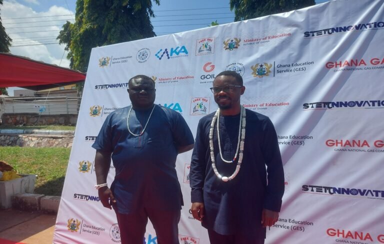 (Right) Notse Nii Nortey Owuo IV, Osu Mantse