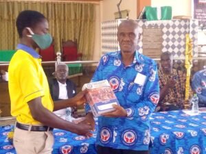 Dr. Solomon Owusu Nyarko makes a donation to a student